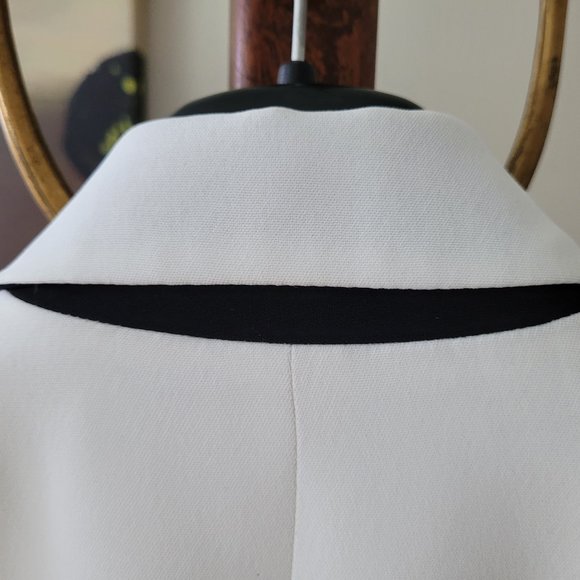 Freda's Off-White and Black Double Lapel Blazer - Picture 13 of 15